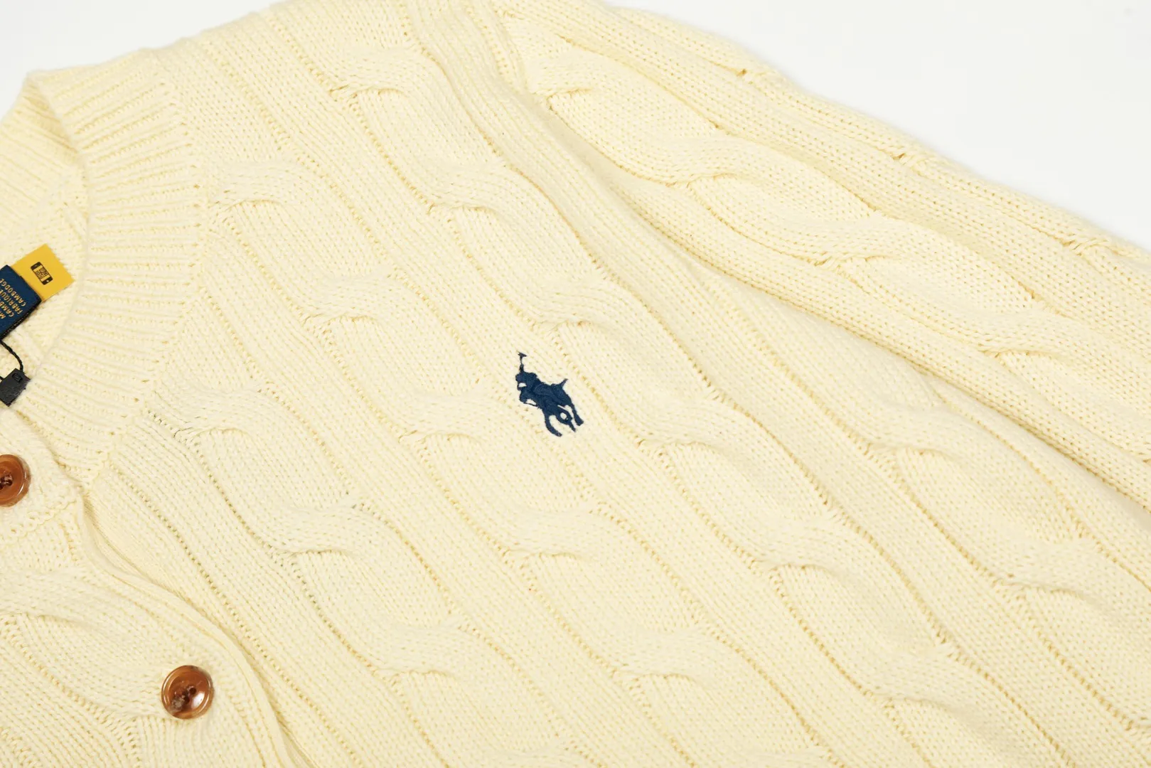 P230 Top quality" Style number: DS006# (not off the shelves all year round) [Ralph Lauren round neck solid color pony embroidery logo twist knitted cardigan] ✅Ralph Lauren Ralph Lauren classic basic versatile knitted cardigan jacket for all seasons ✅Main supplier platform live broadcast Wholesale entity Replacement if out of stock Not off the shelf ✅ZP quality 1:1 version Scan the code to enter the GF website Counter quality ✅Detailed quality The only one in Guangzhou Imported quality cotton yarn Focus on high-end, cost-effective, and good quality. Needless to say, the version is restored to the original version. The maximum size can be worn up to 160 pounds. Loose, comfortable and stress-free. ✅The upper body is simple and easy to match. A must-have for goddess ootd. Good-looking clothes are never picky. Must-have items in goddess wardrobe. Size: S- Navy blue white label Navy blue red label